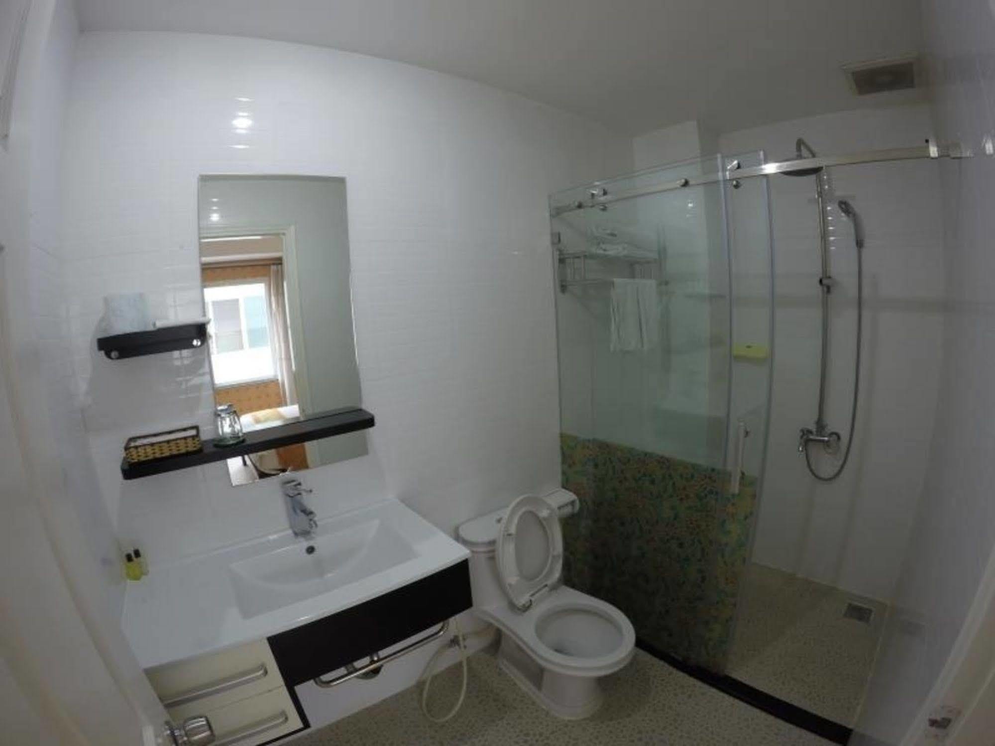 One World Hotel 2*